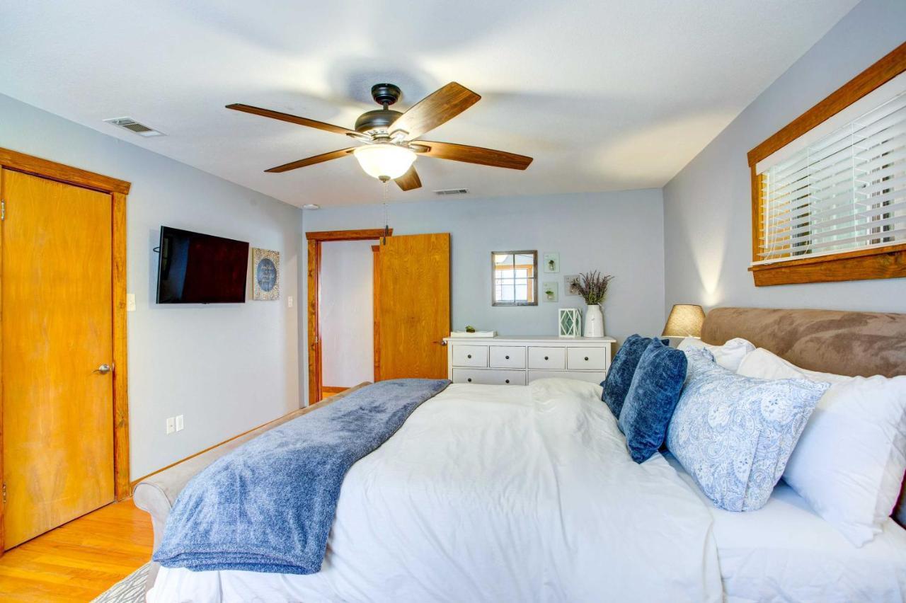 Cedar Creek Lakefront Vacation Rental With Pool Gun Barrel City Buitenkant foto